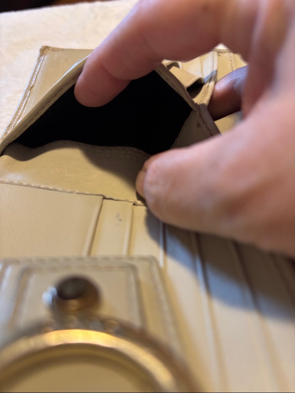 Gucci Cream Embossed GG Leather Compact Wallet with Gold-Tone Detail - Picture 8 of 11